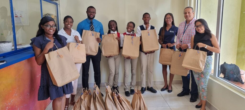 SMDF Gifts 286 Vulnerable High School Students With School Stationery 